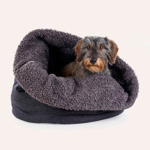 Leopold's Finest for Dogs Rauhaardackel liegt in Hunde Loden Kuschelsack Kitzbühel mit Webpelz Curly Innenfutter