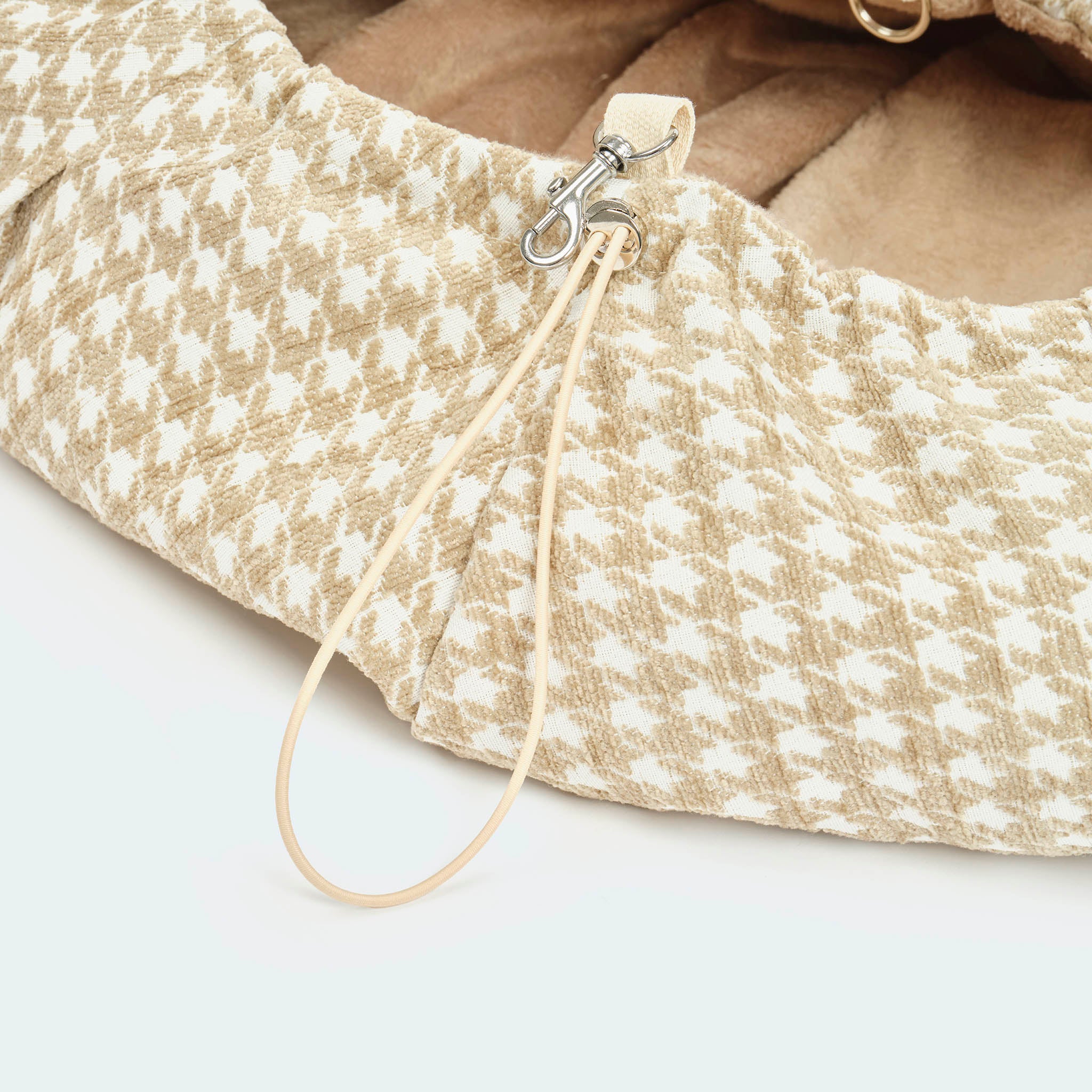 Leopold's Finest | Welpentragetasche Hahnentrittmuster beige-weiß Nahaufnahme verstellbare Gummikordel