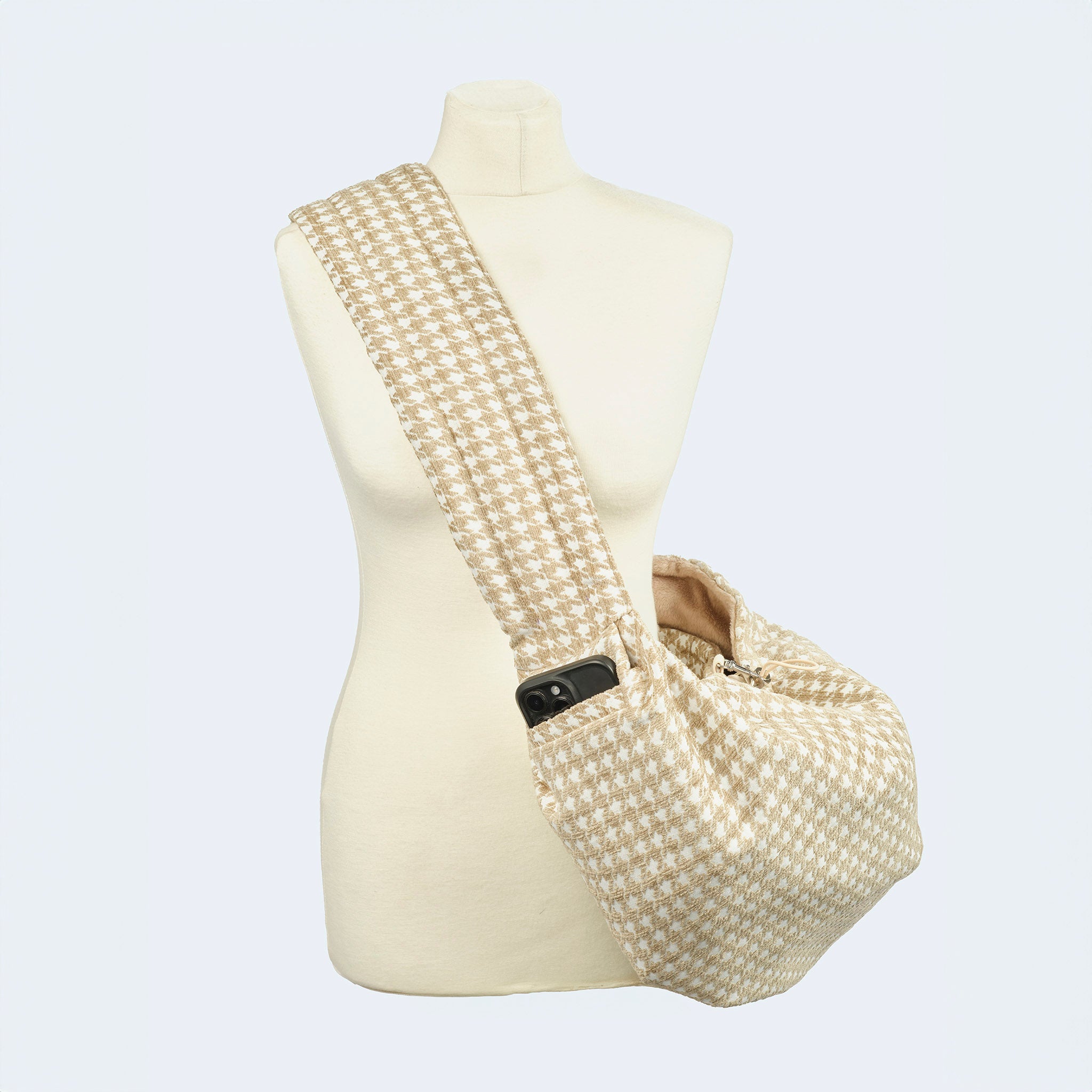 Leopold's Finest | Welpentragetasche Hahnentrittmuster beige-weiß an Schneiderbüste mit Handy in Seitentasche