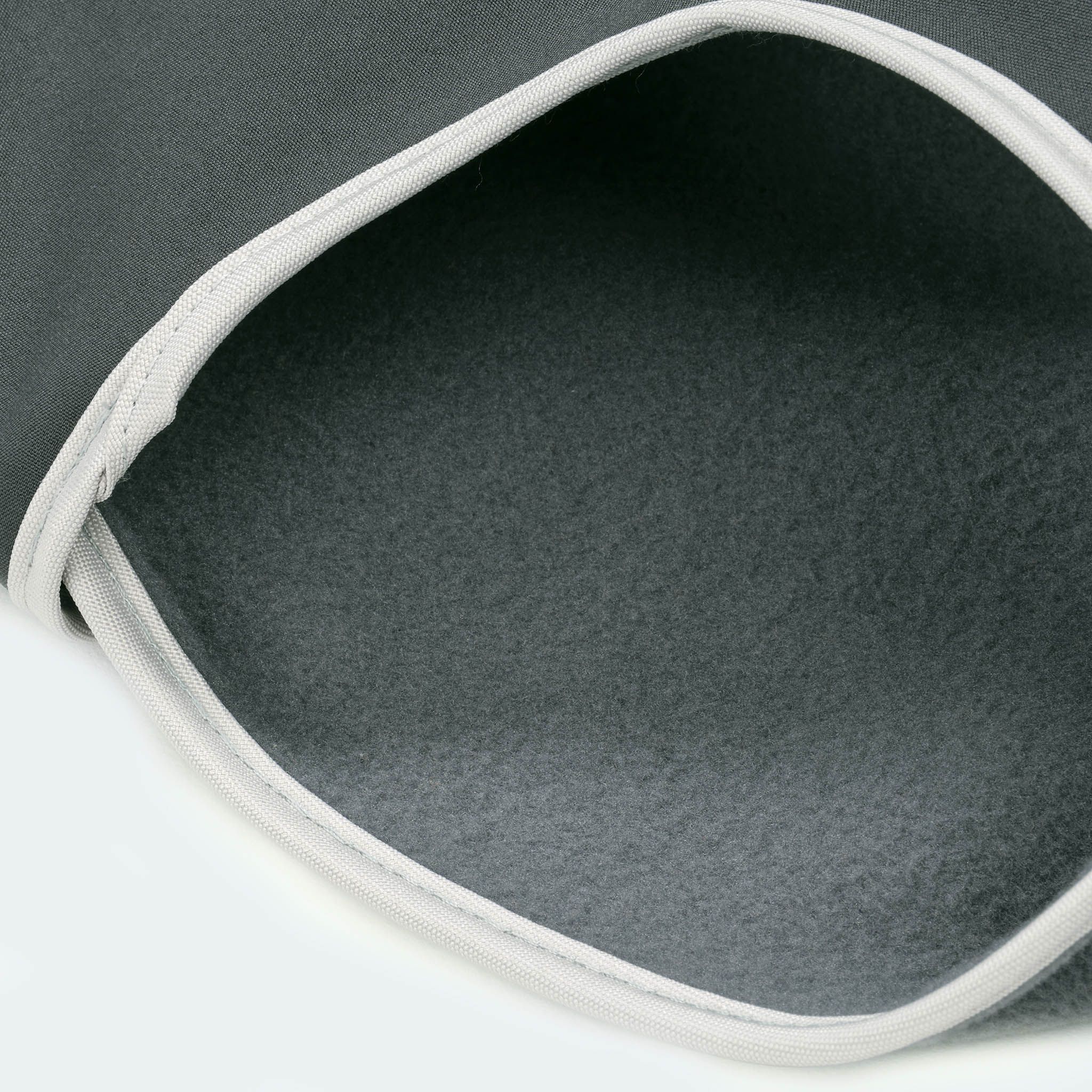 Detailfotografie Beinschlaufe vom Fleecemantel in grau für Dackel und kleine Hunde.