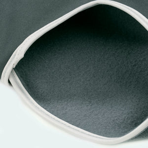 Detailfotografie Beinschlaufe vom Fleecemantel in grau für Dackel und kleine Hunde.