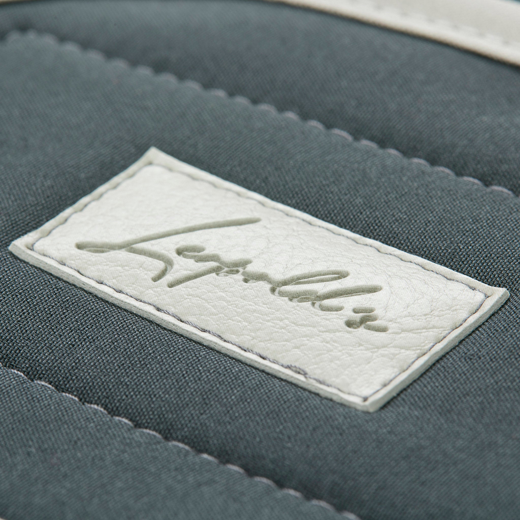 Detailfotografie Logo vom Fleecemantel in grau für Dackel und kleine Hunde.