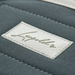 Detailfotografie Logo vom Fleecemantel in grau für Dackel und kleine Hunde.