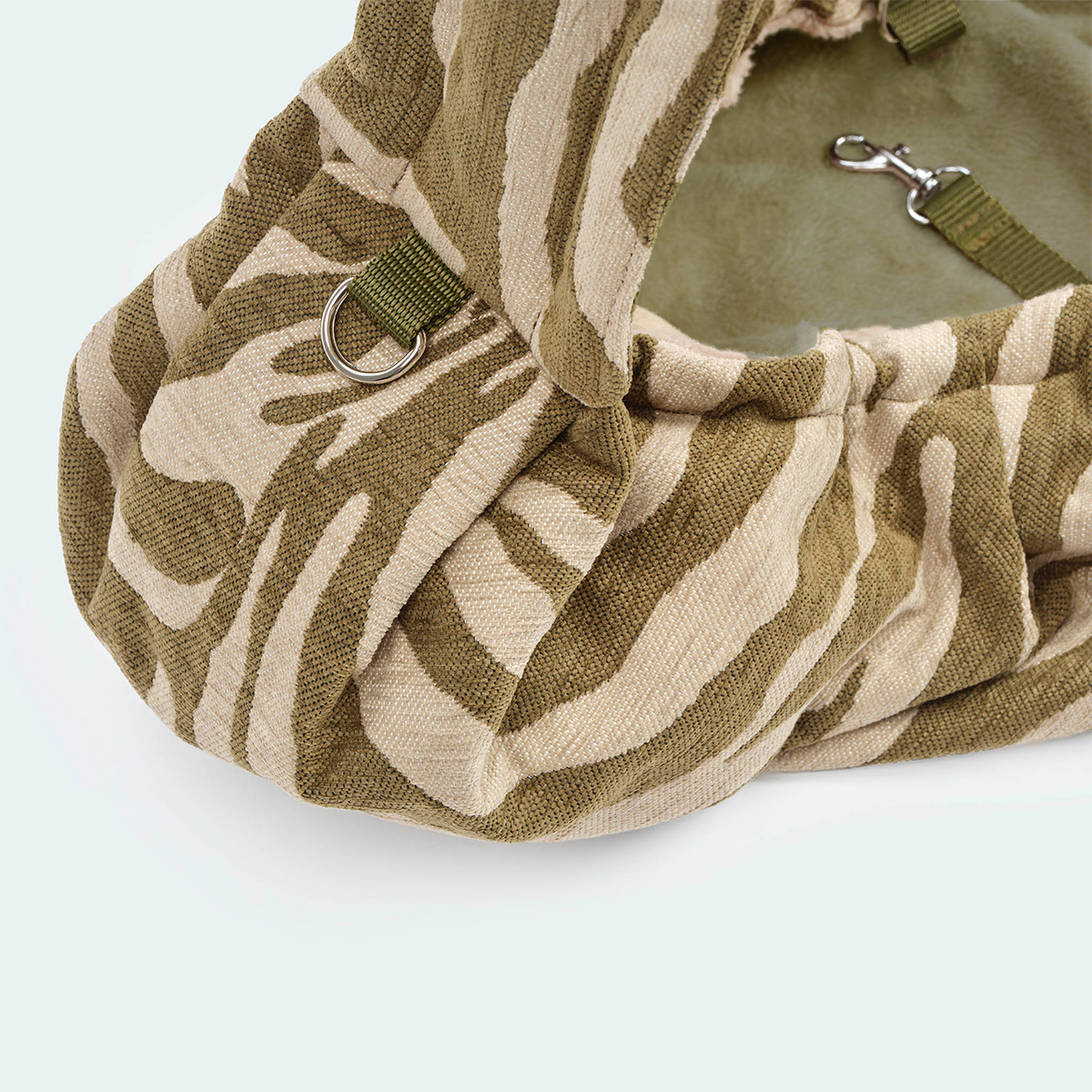 Leopold's Finest | Welpentragetasche Zebramuster oliv-beige. Detailaufnahme