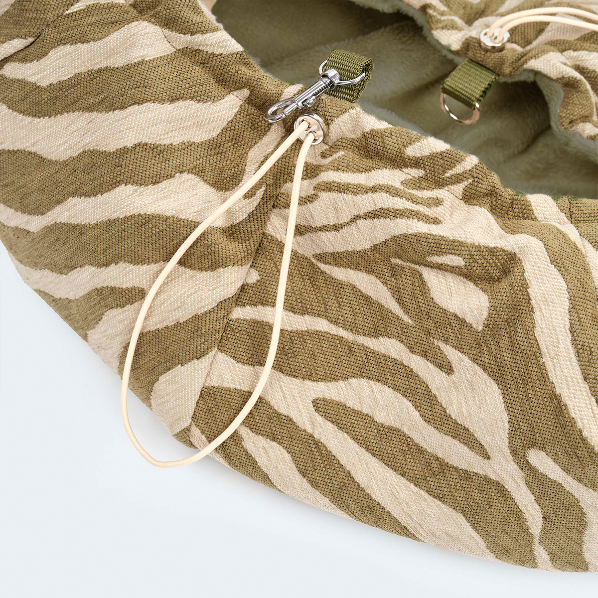 Leopold's Finest | Welpentragetasche Zebramuster oliv-beige. Detailaufnahme des Zugbands.