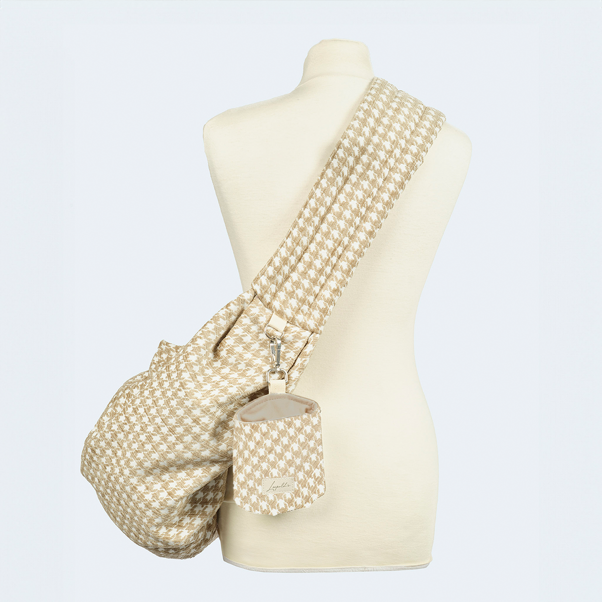 Kraeckerbeutel in beige an der Welpentasche Hahnentritt.