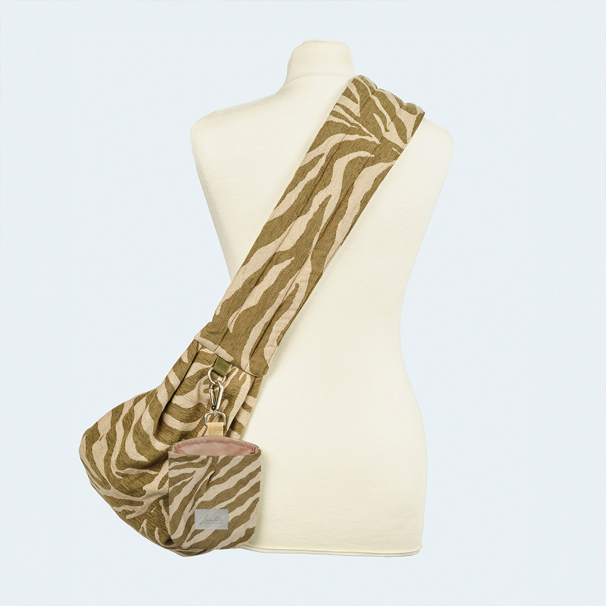 Kraeckerbeutel in oliv an der Welpentasche Zebra-Muster.