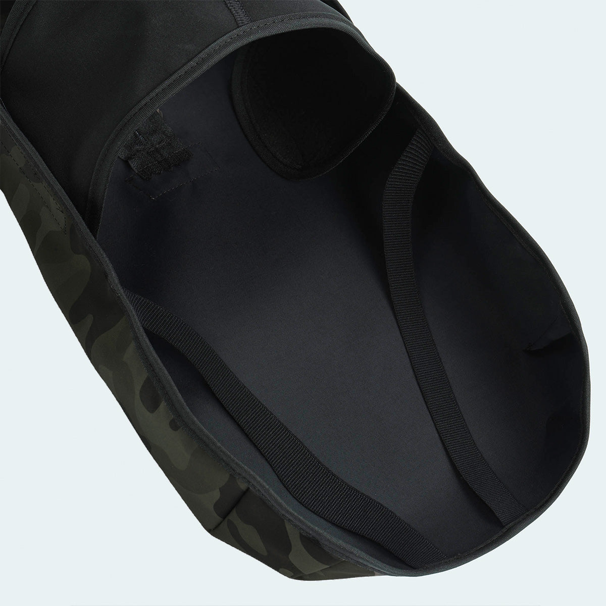 Leopold's Finest | Funktionaler Windbreaker für Dackel und kleine Hunde aus wind- und wasserabweisendem Material mit dunkelgrünem Camouflage-Muster. Detailansicht der Unterseite.