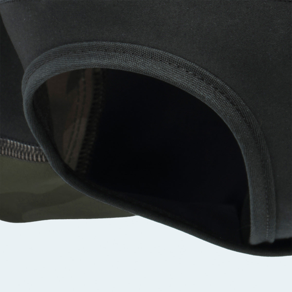 Leopold's Finest | Detailansicht des funktionalem Windbreakers aus wind- und wasserabweisendem Material mit dunkelgrünem Camouflage-Muster. Für Dackel und kleine Hunde.