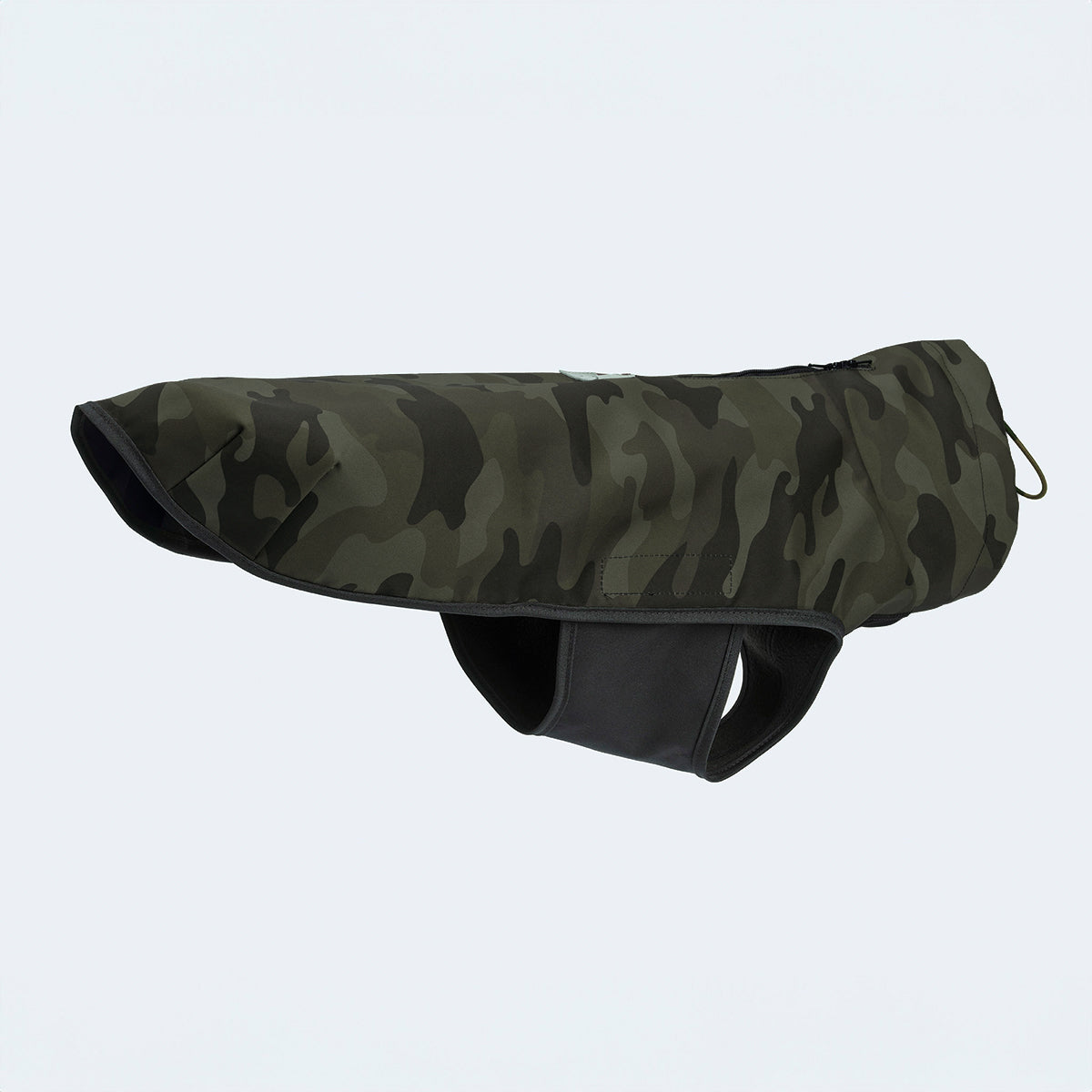 Leopold's Finest | Seitenansicht des funktionalem Windbreakers aus wind- und wasserabweisendem Material mit dunkelgrünem Camouflage-Muster. Für Dackel und kleine Hunde.